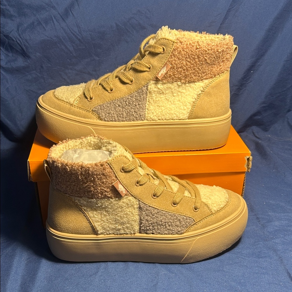 Rocket dog- furry boots, tan, 6.5 women sw
